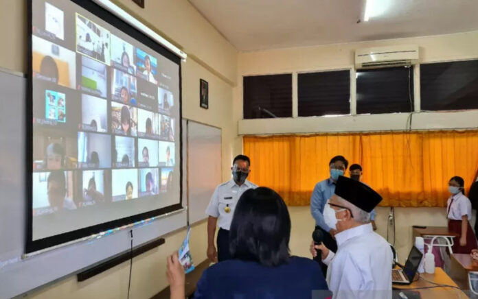 Ma’ruf Amin dan Anies Baswedan Tinjau PTM di Beberapa Sekolah