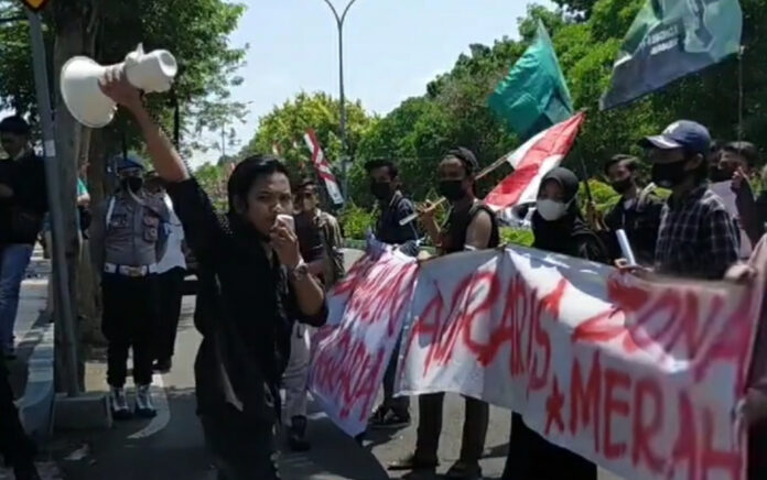 Puluhan Kader HMI Bangkalan Suarakan Nasib Petani di Depan Kantor Dipertahotbun