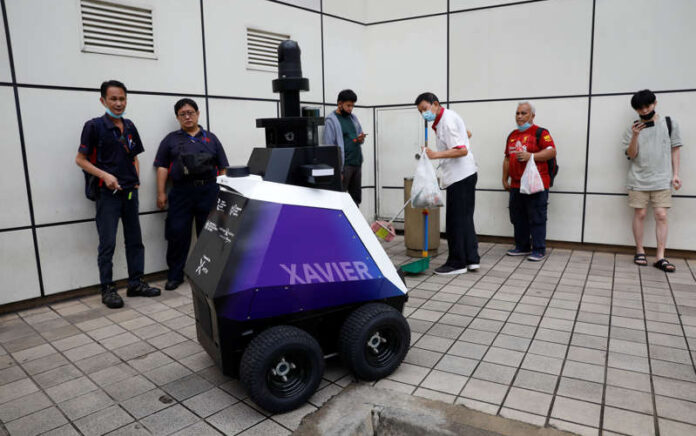 Singapura Uji Coba Robot Patroli untuk Awasi Perilaku Sosial