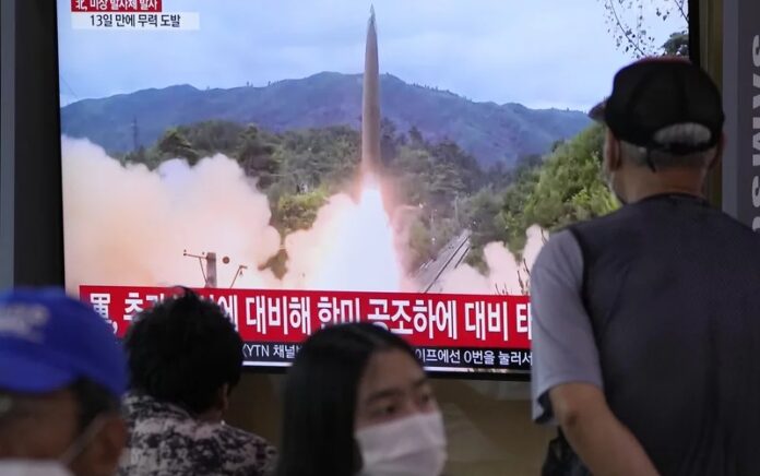 Warga Seol menonton TV yang menampilkan gambar peluncuran rudal Korea Utara selama program berita di Stasiun Kereta Api Seoul di Seoul, Korea Selatan, Selasa, 28 September. Foto: Ahn Young-joon/AP