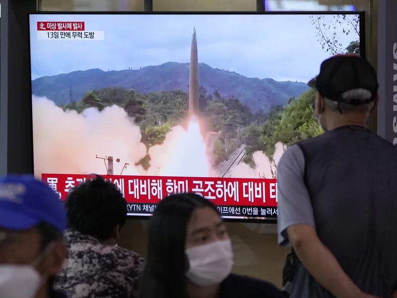 Warga Seol menonton TV yang menampilkan gambar peluncuran rudal Korea Utara selama program berita di Stasiun Kereta Api Seoul di Seoul, Korea Selatan, Selasa, 28 September. Foto: Ahn Young-joon/AP
