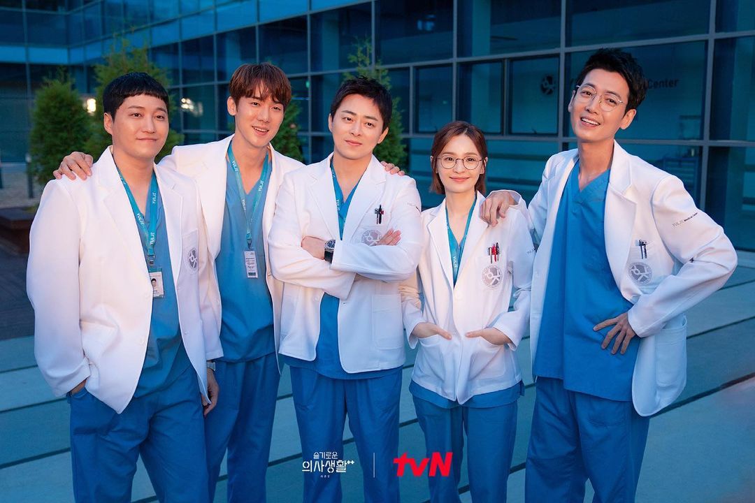 Akrab di Depan Kamera, Apakah Pemeran “Hospital Playlist” Juga Bersahabat di Dunia Nyata?