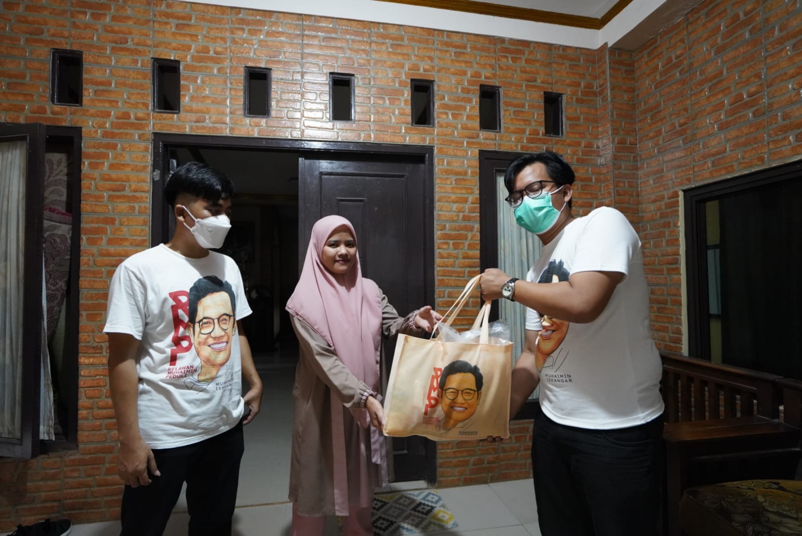 Relawan Muhaimin Bagikan Paket Sembako untuk Guru Ngaji
