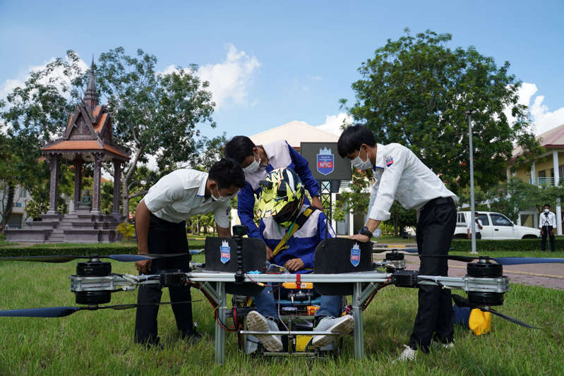 Lalu Lintas Buruk, Mahasiswa Kamboja Buat Kendaraan Drone