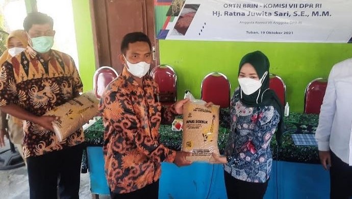 Ratna Juwita Serahkan Bantuan Benih Padi Unggul di Kecamatan Jenu Tuban