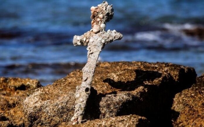 Seorang Penyelam Amatir Menemukan Pedang Tentara Salib Berusia 900 Tahun di Pantai Utara Israel