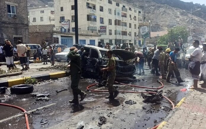 5 orang tewas dalam serangan bom mobil yang menargetkan pejabat pemerintah saat konvoi di kota Aden, Yaman selatan, Minggu (10/10). Foto: EPA/EFE.