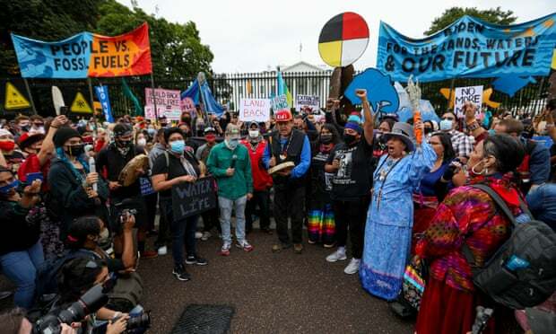 Ratusan Aktivis Pribumi dan Kelompok Suku Asli Amerika Desak Biden untuk Menghentikan Proyek Bahan Bakar Fosil