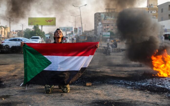 Warga Sudan galakkan aksi turun jalan menentang kudeta militer. Foto: EPA.