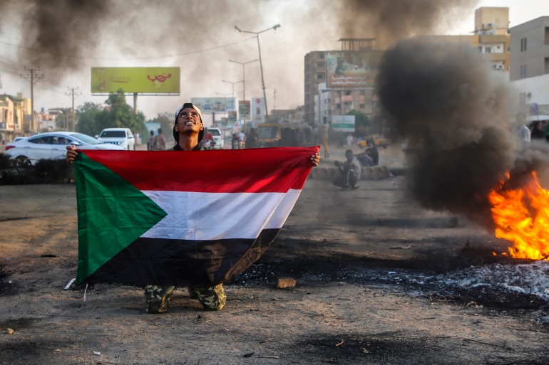 Warga Sudan galakkan aksi turun jalan menentang kudeta militer. Foto: EPA.