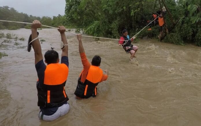 Berita Baru, Manila – Sedikitnya 9 orang meninggal dan 16 orang dilaporkan saat badai Kompasu menerjang Filipina utara dan barat yang menyebabkan banjir dan tanah longsor. Foto: AFP.