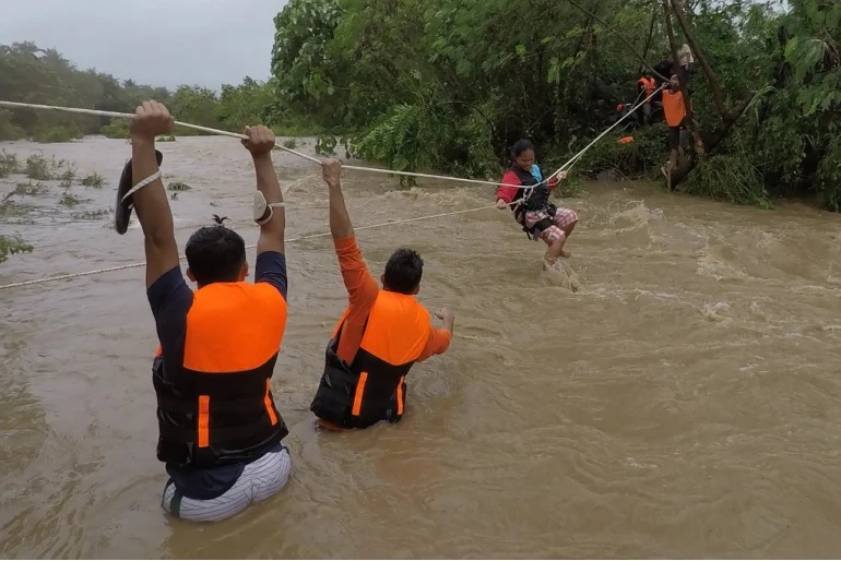 Berita Baru, Manila – Sedikitnya 9 orang meninggal dan 16 orang dilaporkan saat badai Kompasu menerjang Filipina utara dan barat yang menyebabkan banjir dan tanah longsor. Foto: AFP.