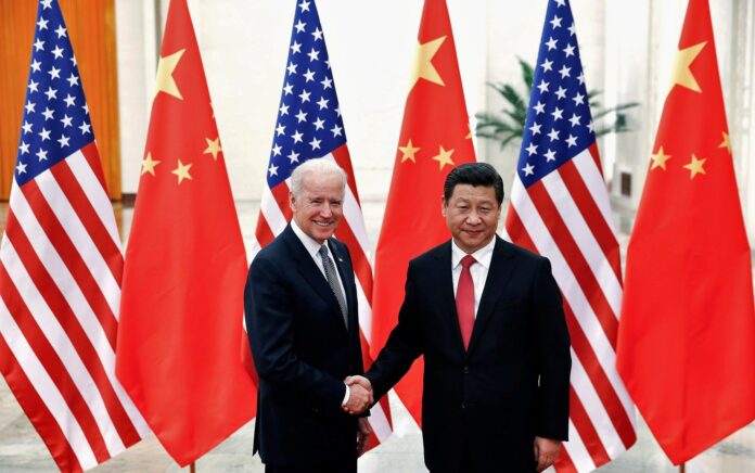 Xi Jinping berjabat tangan dengan Joe Biden di dalam Aula Besar Rakyat di Beijing 4 Desember 2013. Foto: Reuters.