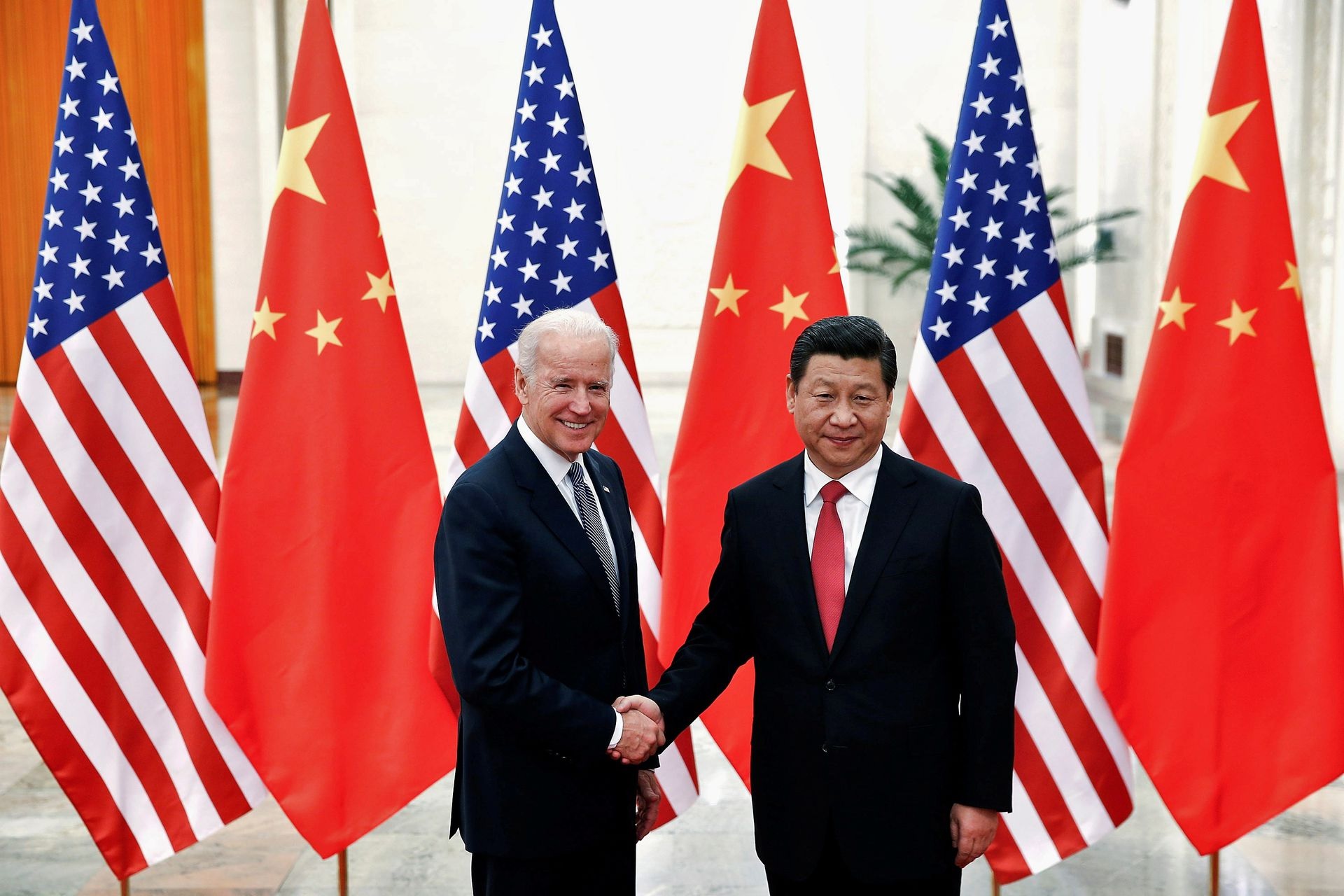 Xi Jinping berjabat tangan dengan Joe Biden di dalam Aula Besar Rakyat di Beijing 4 Desember 2013. Foto: Reuters.