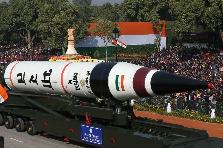 Di tengah konflik dengan China, India uji coba rudal balistik antarbenua berkemampuan nuklir dengan jangkauan 5.000 km. Foto: AP News.