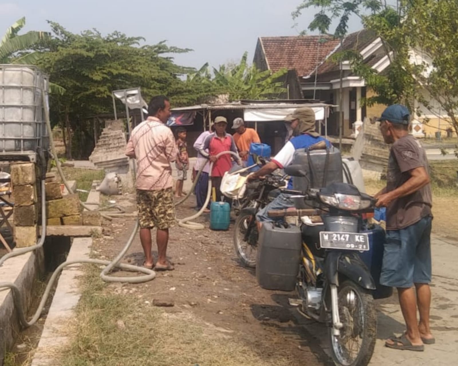 Musim Kemarau, Warga Kedamean Gresik Krisis Air Bersih