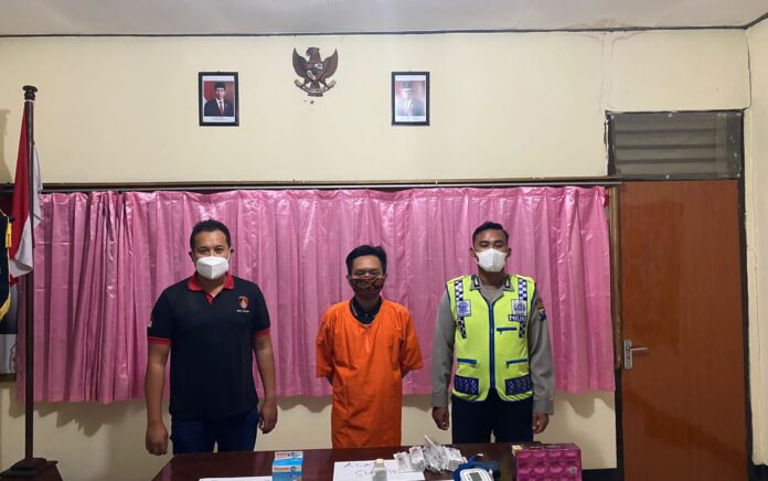 Buka Praktek Suntik Putih Ilegal, Tukang Pangkas Rambut Barbershop Diciduk Polisi Gresik