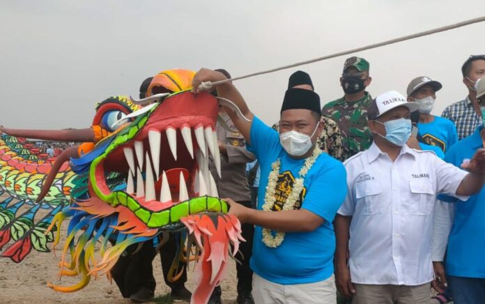 Seru Banget, Ratusan Layang-layang Naga Raksasa Hiasi Langit Balongpanggang Gresik