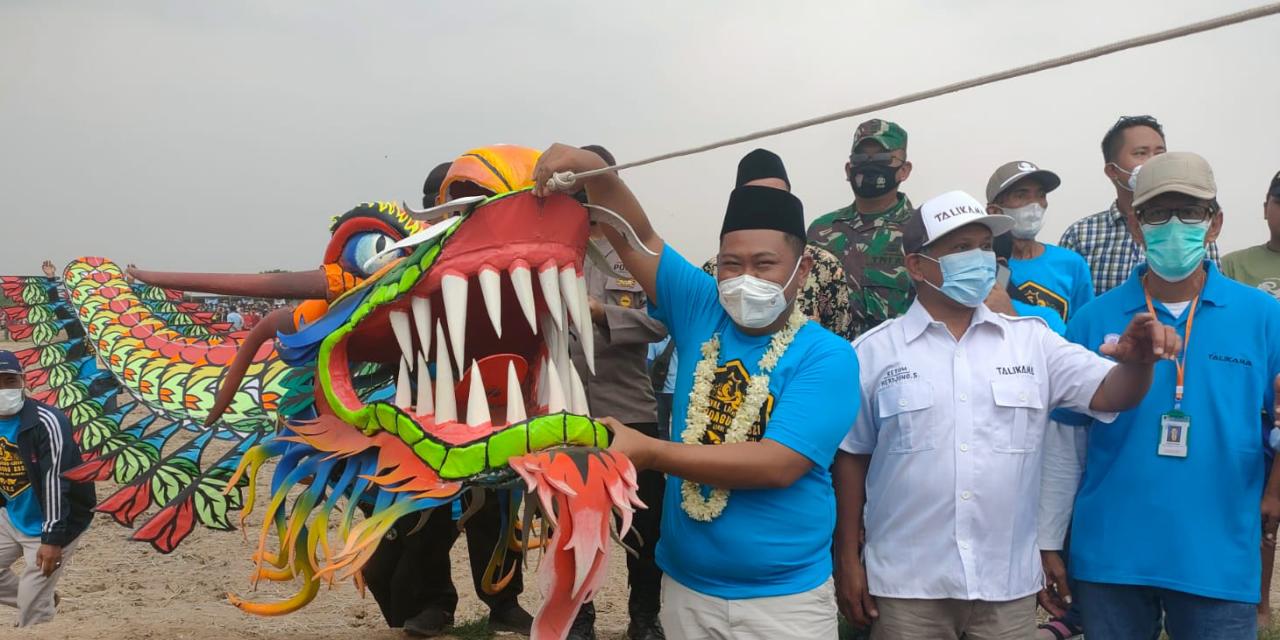 Seru Banget, Ratusan Layang-layang Naga Raksasa Hiasi Langit Balongpanggang Gresik