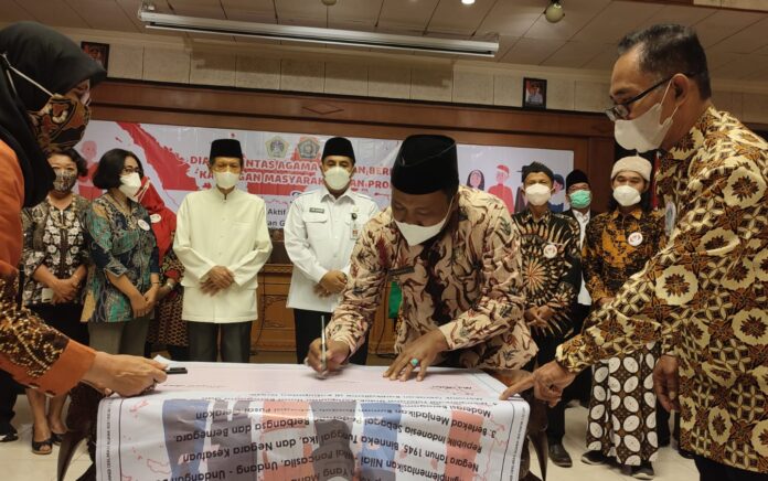 Kemenag Bareng Formagam Gresik Tandatangani Komitmen Moderasi Beragama