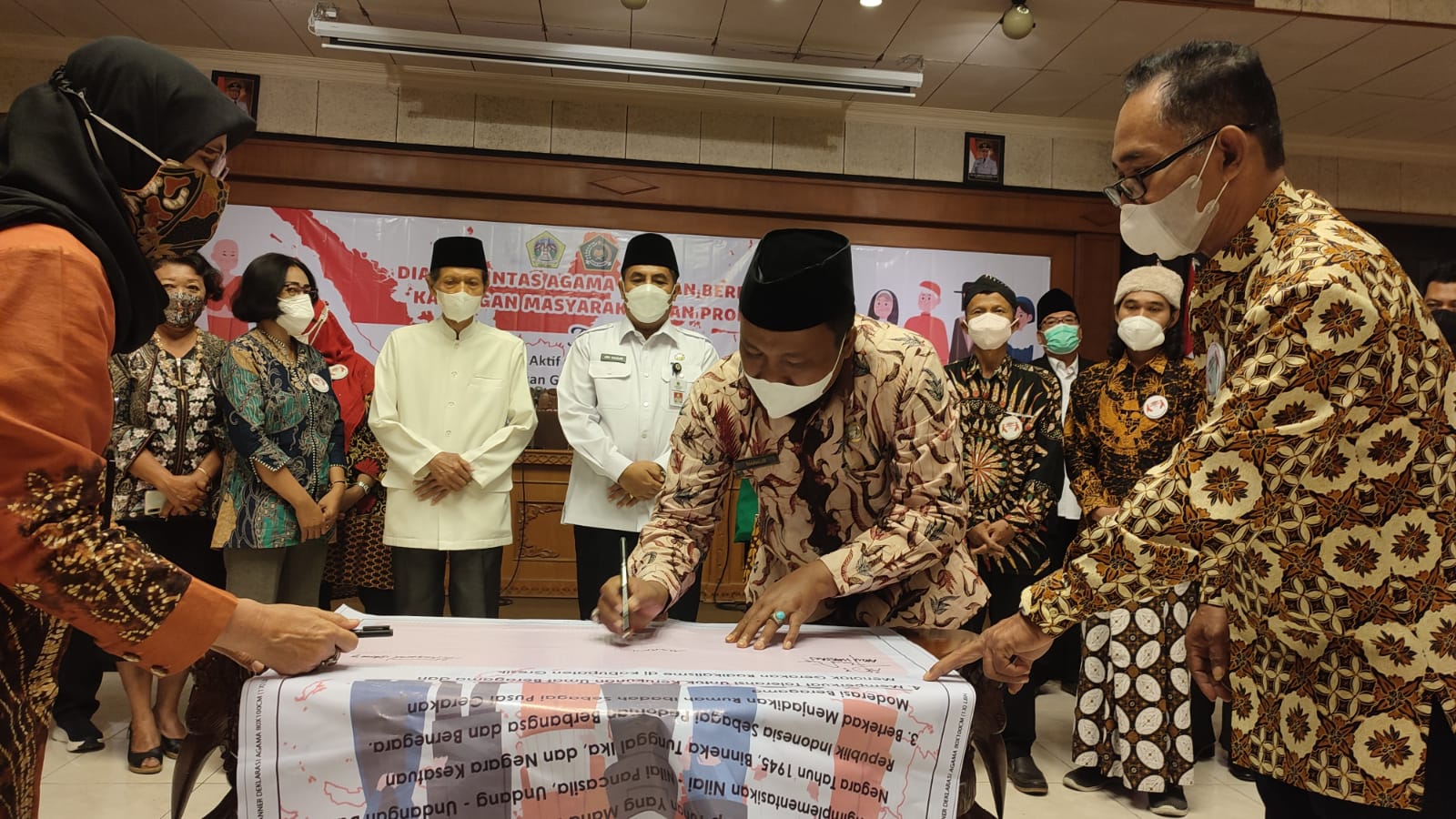 Kemenag Bareng Formagam Gresik Tandatangani Komitmen Moderasi Beragama