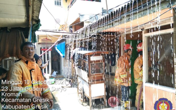 Konsleting Listrik Sebabkan Rumah Makan di Gresik Hangus Terbakar