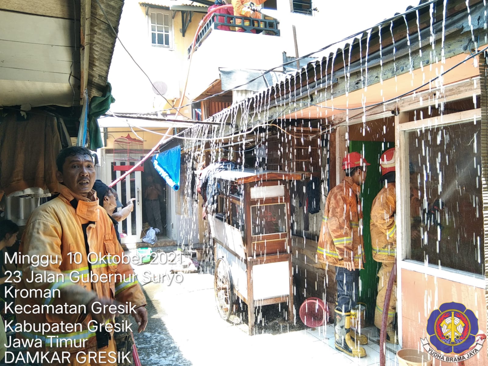 Konsleting Listrik Sebabkan Rumah Makan di Gresik Hangus Terbakar