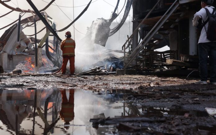 Pabrik Pengeringan Kayu di Gresik Terbakar Hebat