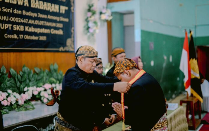 Among Siswa Wisuda 11 Pranatacara, Siap Pandu Pernikahan Adat Jawa di Gresik