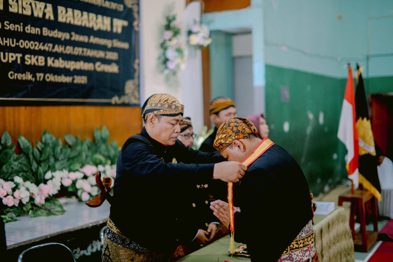 Among Siswa Wisuda 11 Pranatacara, Siap Pandu Pernikahan Adat Jawa di Gresik