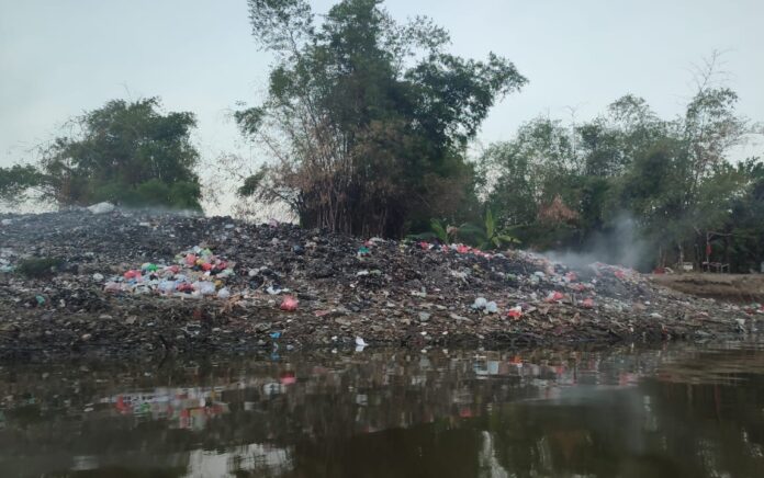 Sampah Menggunung, Warga di Gresik Keluhkan Asap Pembakaran