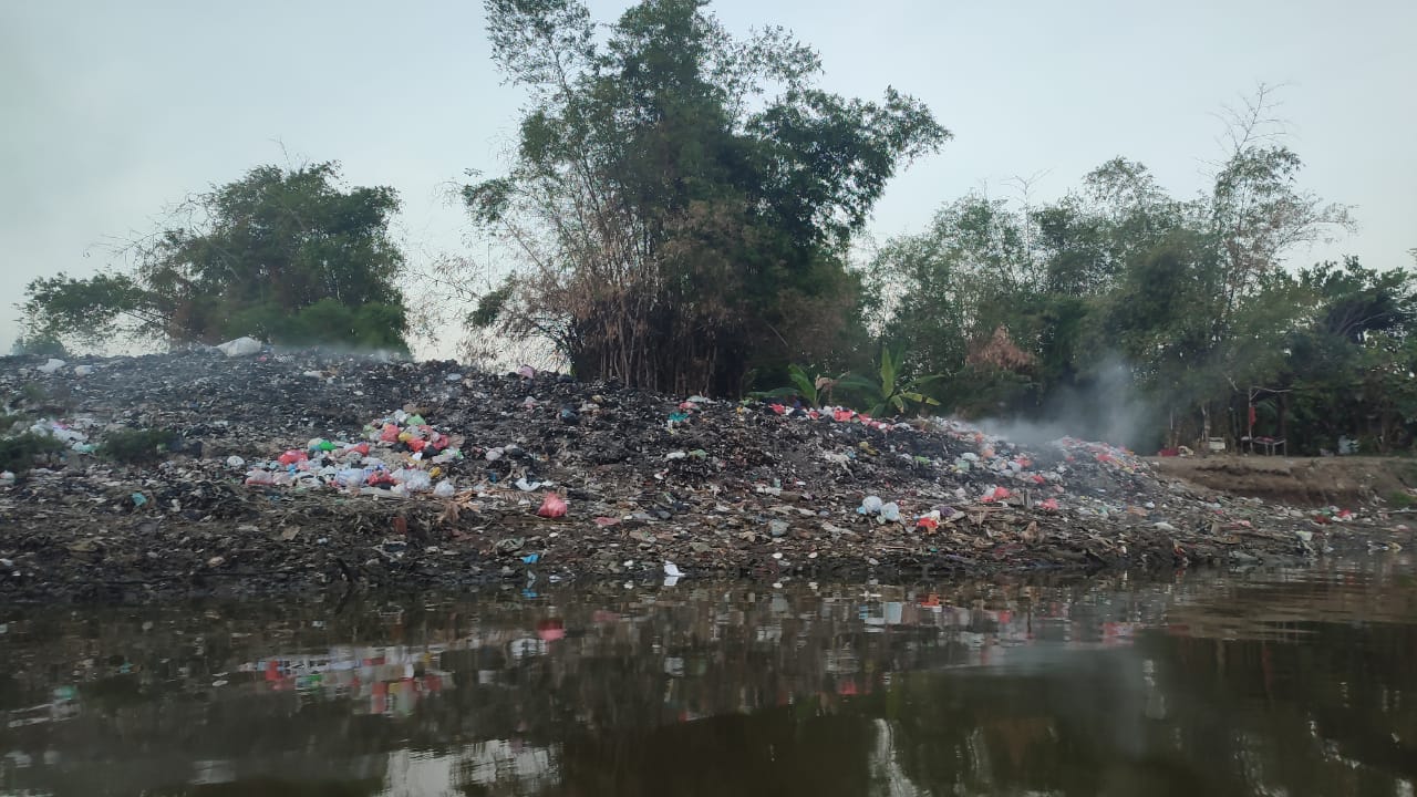 Sampah Menggunung, Warga di Gresik Keluhkan Asap Pembakaran