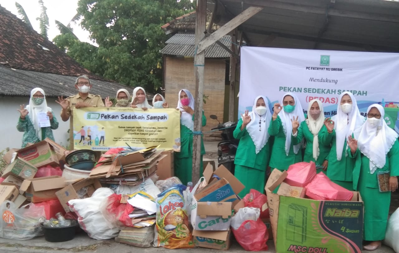 Jelang Puncak Hari Santri, Emak-emak Fatayat NU Gresik Sedekah Sampah