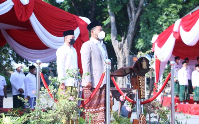 Bupati Gresik Pimpin Upacara Hari Santri 2021