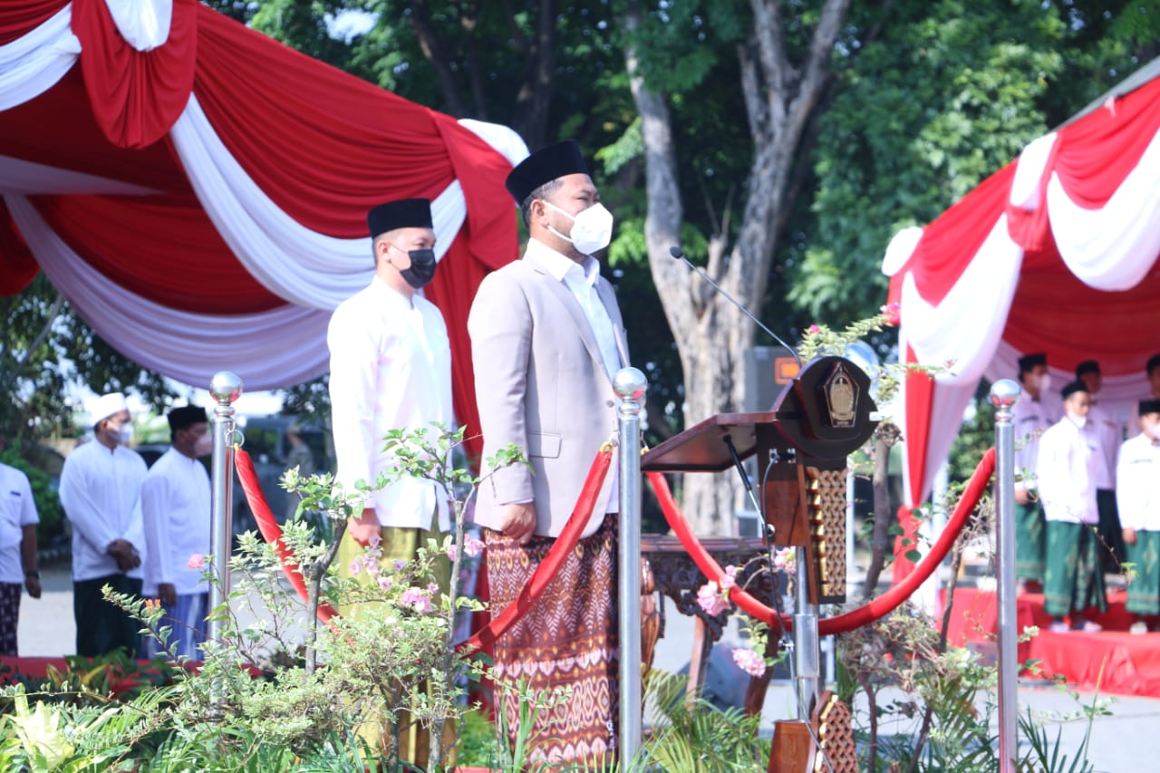 Bupati Gresik Pimpin Upacara Hari Santri 2021