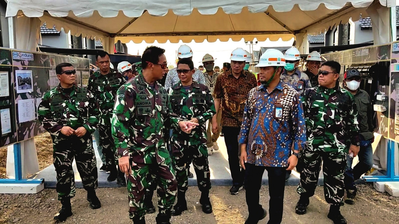 Kasad Jendral TNI Andika Kunjungi Gresik, Tinjau Pembangunan Asrama Yonmek 516/CY
