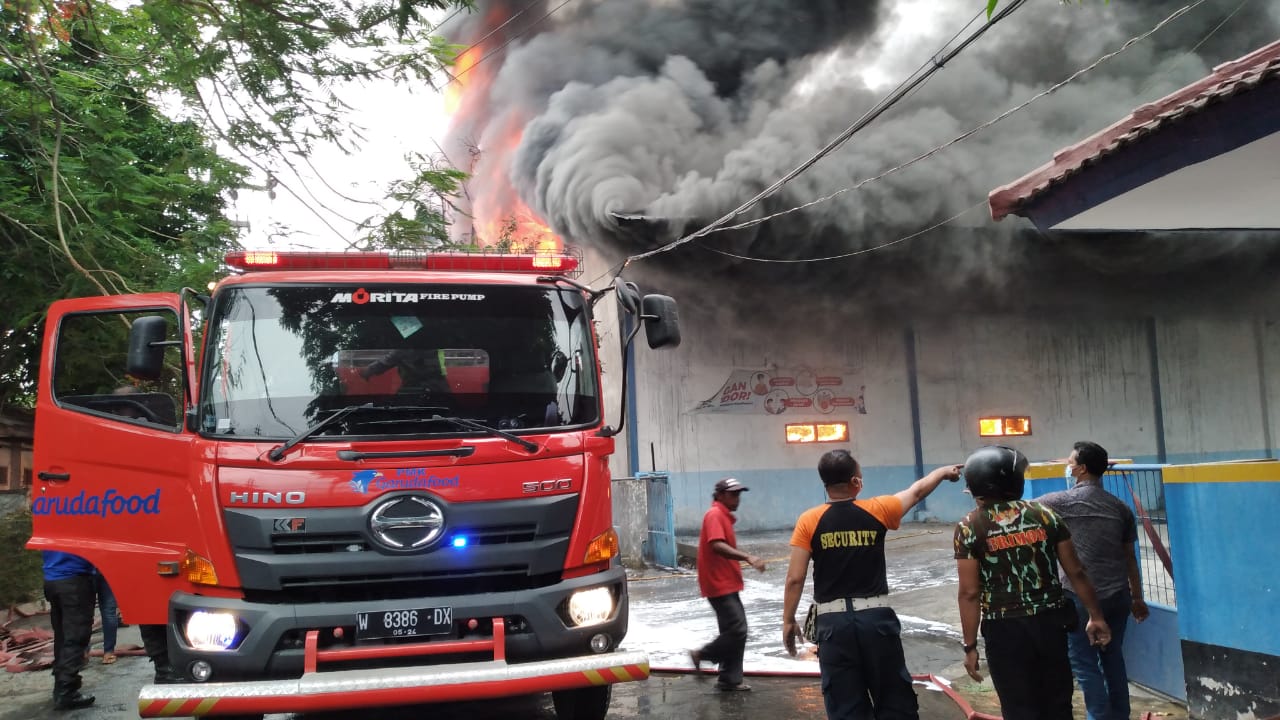 Asap Hitam Membumbung Tinggi, Pabrik Textile Driyorejo Gresik Terbakar Hebat