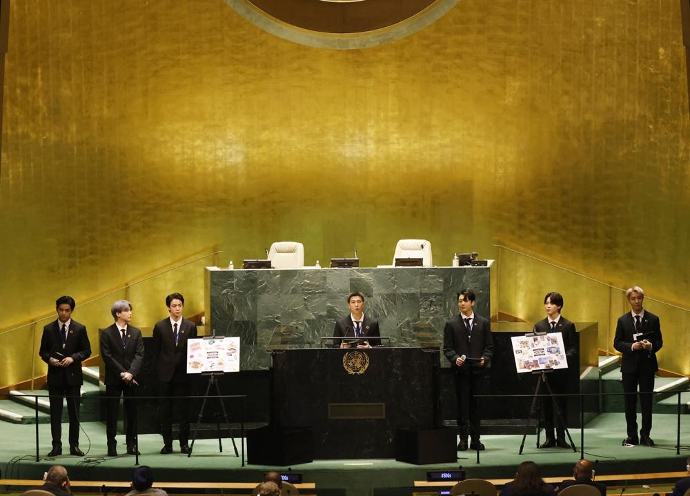 Anggota BTS saat menghadiri pertemuan PBB tentang Tujuan Pembangunan Berkelanjutan selama sesi ke-76 Majelis Umum PBB di PBB kantor pusat pada hari Senin, 20 September 2021. Foto: AP.