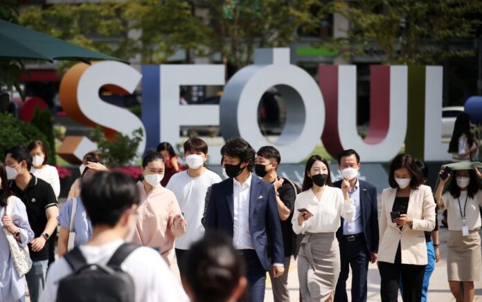 Korea Selatan melonggarkan pembatasan sebagai langkah awal menuju ‘living with COVID-19’. Foto: Reuters.