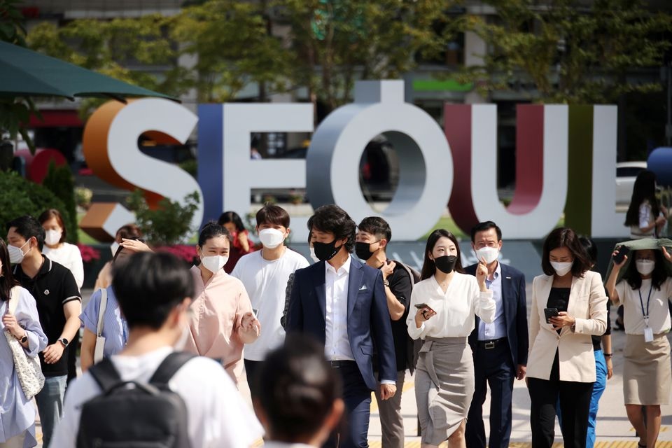 Korea Selatan melonggarkan pembatasan sebagai langkah awal menuju ‘living with COVID-19’. Foto: Reuters.