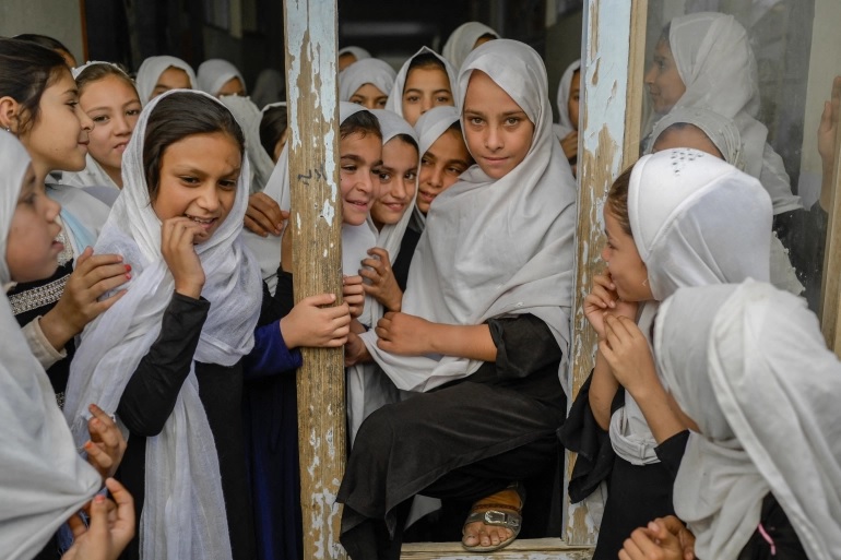 Perempuan Afghanistan segera diizinkan kembali sekolah dan akan segera mendapat pendidikan di universitas maupun sekolah umum serta diperbolehkan untuk mengajar. Foto: AFP.