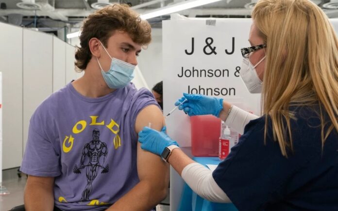 Pusat Pengendalian dan Pencegahan Penyakit Amerika Serikat (CDC) sebagai regulator AS setujui perluasan booster vaksin COVID-19 ke beberapa kategori orang yang menerima vaksin Moderna dan Johnson & Johnson, Kamis (21/10). Foto: AP.