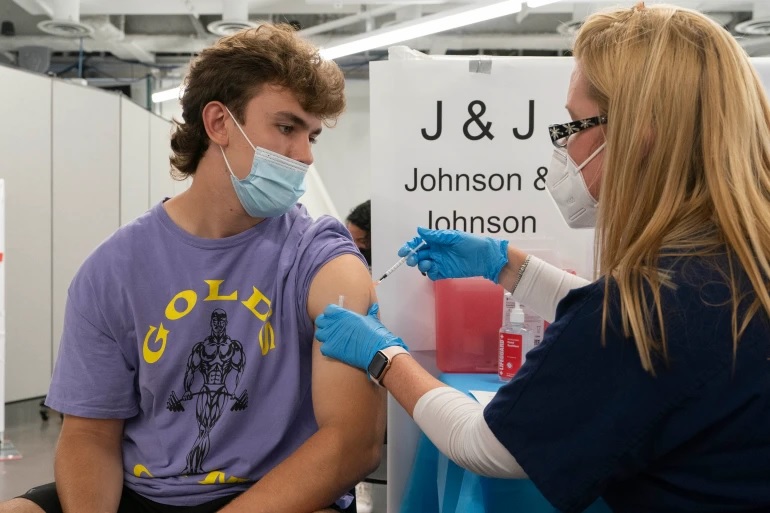 Pusat Pengendalian dan Pencegahan Penyakit Amerika Serikat (CDC) sebagai regulator AS setujui perluasan booster vaksin COVID-19 ke beberapa kategori orang yang menerima vaksin Moderna dan Johnson & Johnson, Kamis (21/10). Foto: AP.