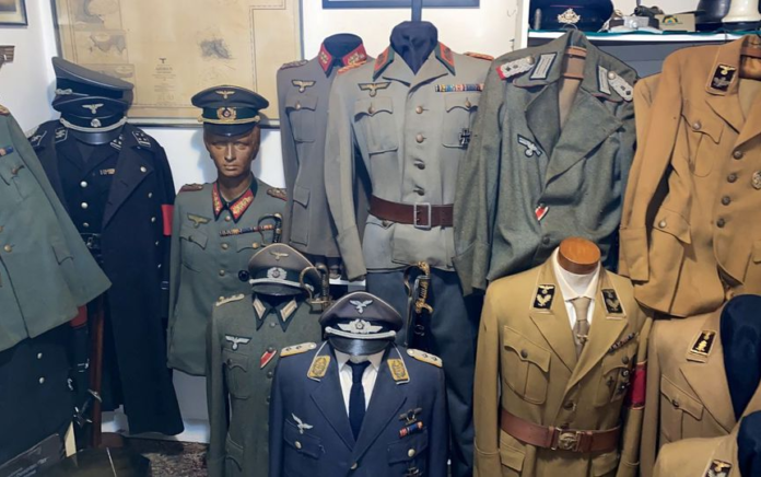 Pakaian Nazi terlihat di rumah seorang terduga pedofil di Rio de Janeiro, Brasil, dalam foto selebaran ini yang dirilis pada 6 Oktober 2021. Foto: Reuter/Policia Civil RJ.