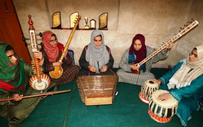 Punah, Wanita Kashmir Hidupkan Tradisi Musik Sufiyana