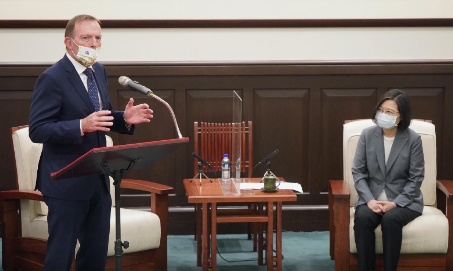 Mantan Perdana Menteri Australia Tony Abbott berbicara di samping Presiden Taiwan Tsai Ing-wen selama pertemuan mereka di Taipei, Taiwan 7 Oktober 2021. Central News Agency/Reuters.