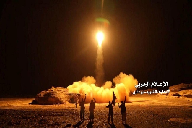 Houthi Serang Pangkalan Militer Al Dharfa dengan Rudal Balistik