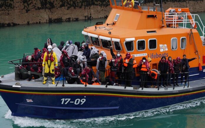 Rekor Baru, Ribuan Migran Melintasi Selat ke Inggris dengan Perahu