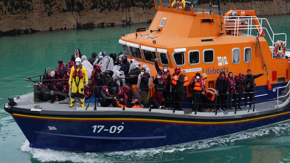 Rekor Baru, Ribuan Migran Melintasi Selat ke Inggris dengan Perahu