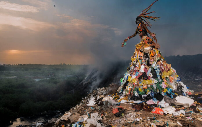 Kritik Menakjubkan Fotografer Fabrice Monteiro: Arwah yang Muncul dari Gunung Sampah di Senegal